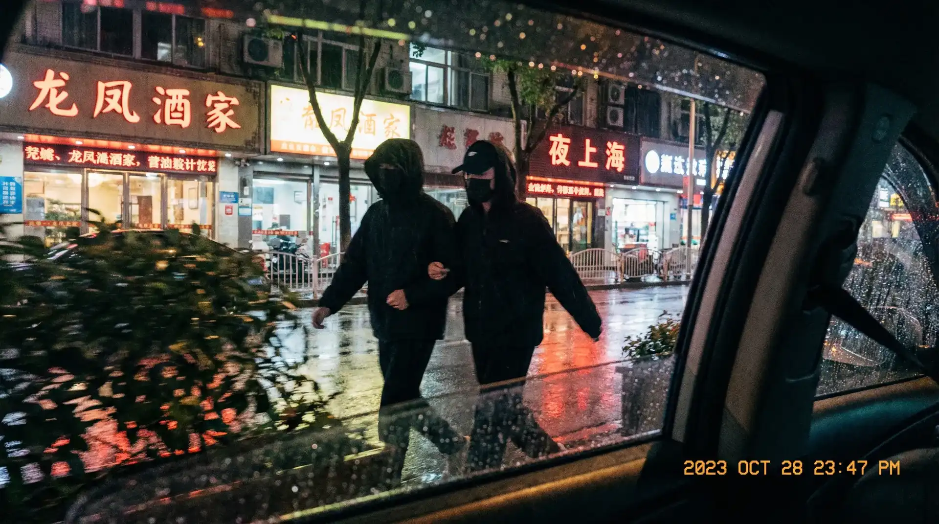 亚美体育 - 顶流明星深夜密会现场抓拍照片